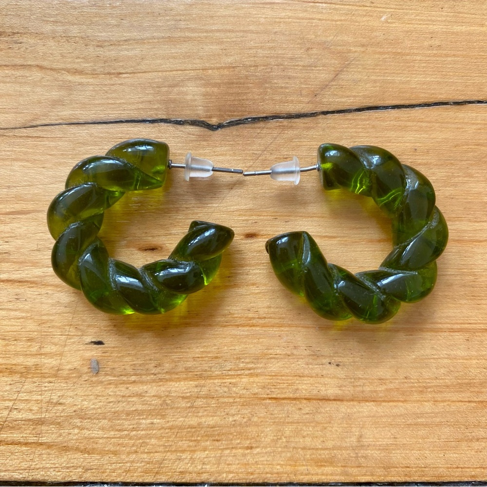💚 Small Green Twisted Hoop Earrings